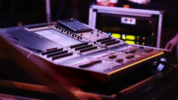 Ingeniero de audio frente a la consola de mezcla de audio durante el espectáculo — Vídeo de stock