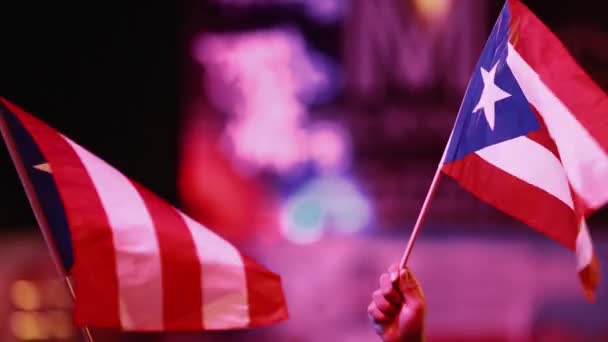 Dvě vlajky Puerto Rican drženi na festivalu — Stock video
