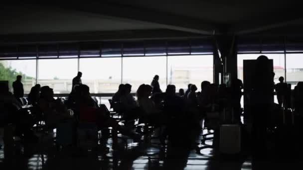 Silhuetas de pessoas esperando no Terminal do Aeroporto — Vídeo de Stock