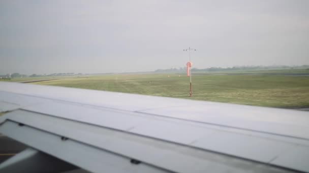 Letadlo chystá vzlétnout. Záběr z uvnitř letadla. — Stock video