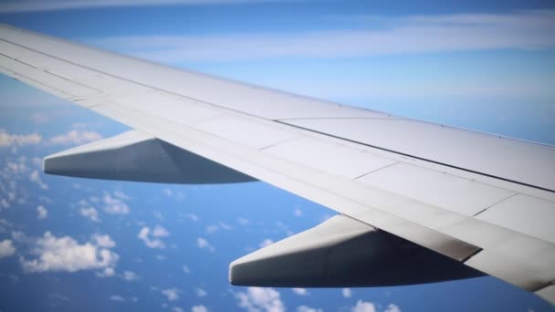 Nézd a felhők, a belsejében egy repülőgép — Stock videók