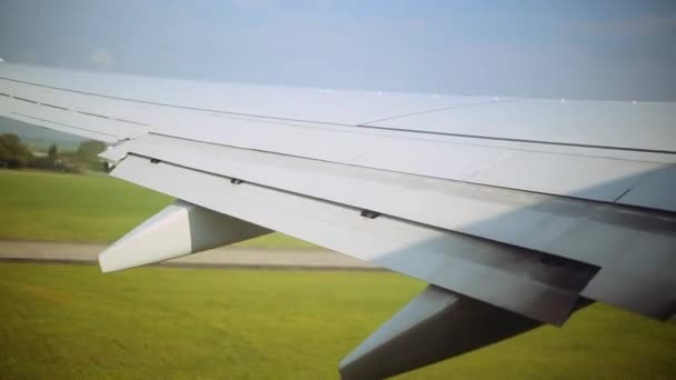 Vue de fenêtre de l'avion au décollage pendant la journée 