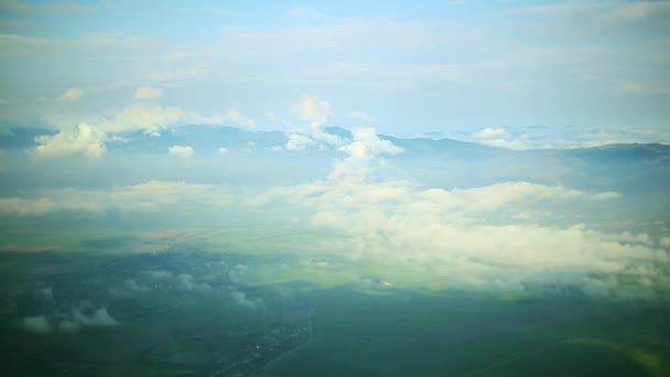 Overdag luchtfoto van wolken boven een vallei — Stockvideo