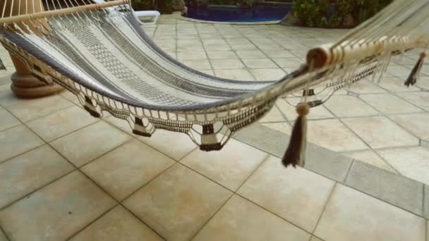 Amaca vicino a una piscina in un bellissimo luogo di vacanza — Video Stock