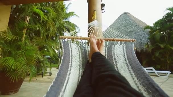 Personens bein hviler på en hammock – stockvideo