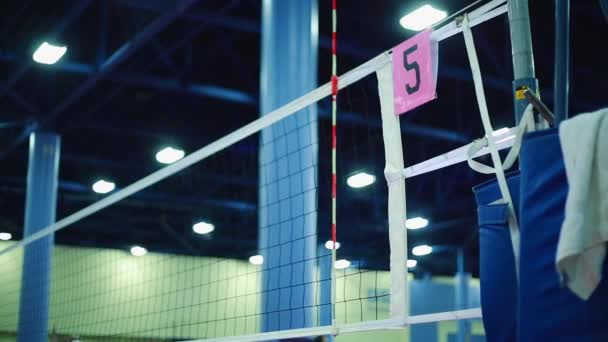 Filet de volley-ball au terrain intérieur pendant l'entraînement — Video