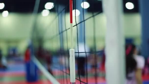 Colpo laterale della rete durante il gioco Indoor Volleybal — Video Stock