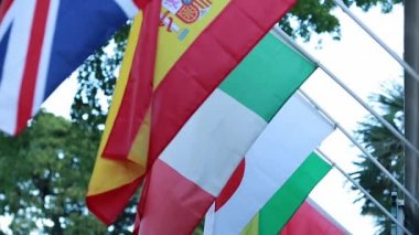 Japonya, İspanya, İtalya, Brezilya ve İngiltere Bayraklar caddede asılı