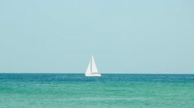 Güzel yelkenli muhteşem okyanus suları üzerinde geçirerek