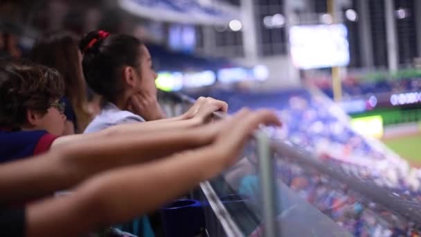 Niños viendo un partido desde las gradas de un estadio — Vídeos de Stock