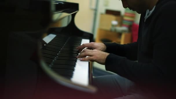 Pianiste jouant un piano à queue avec un grand sentiment — Video