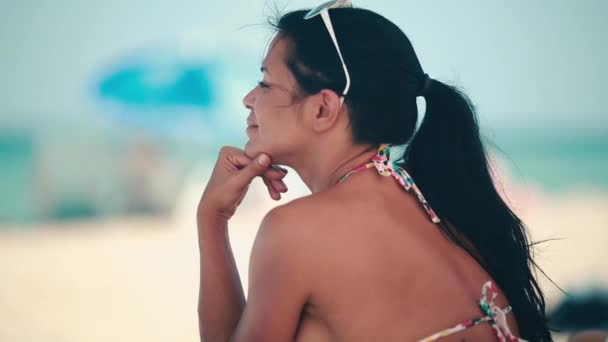 Hermosa mujer disfrutando del día en la playa — Vídeos de Stock