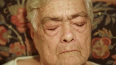 Adamın elleri o hastane yatağında yatıyor gibi kadının elele