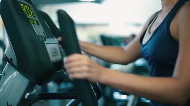 체육관에서 타원형 기계에 밖으로 일 하는 여자 — 비디오