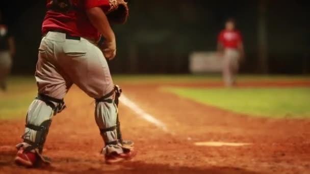 Кетчер бросает мяч во время игры в бейсбол — стоковое видео
