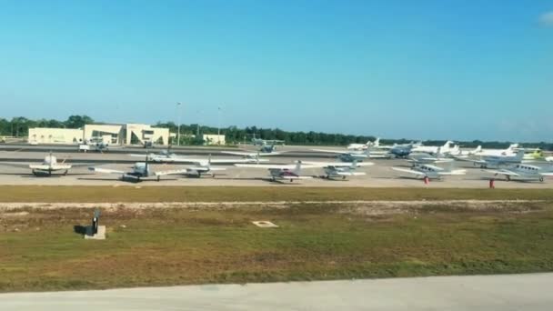 Tiro fresco diurno de aviões estacionados em uma pista — Vídeo de Stock