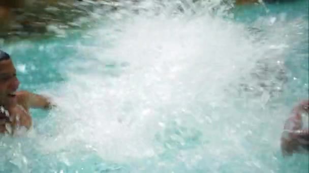 Wasser wird von Kindern in einem Pool bespritzt — Stockvideo