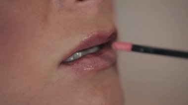 Yakın çekim olarak ruj fırçası ile o koyar kadının dudak