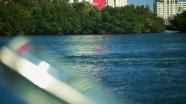 Güzel bir günde geçirerek yat