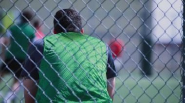 Futbol maçı sırasında oturarak futbolcu