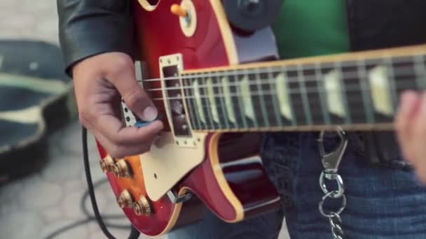 Velký záběr rukou kytarista hraje na elektrickou kytaru — Stock video