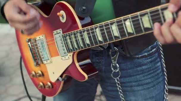 Cool bild på gitarr spelarens händer spelar elgitarr — Stockvideo