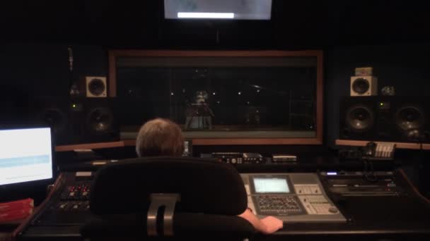 Inženýr pracující v nahrávacím studiu — Stock video