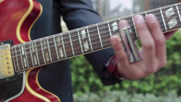 Gitarist's handen spelen met behulp van elektrische gitaar schuif op vinger — Stockvideo