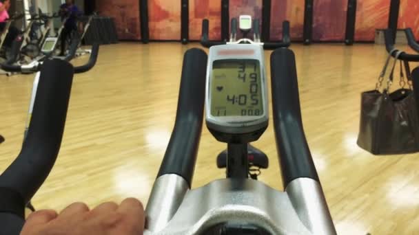 LCD дисплей на вращающемся велосипеде — стоковое видео
