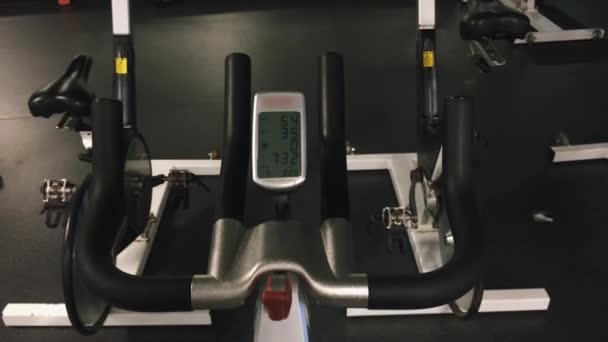 液晶モニター ディスプレイおよび回転の自転車のハンドルのクールなショット — ストック動画