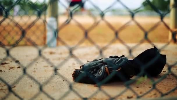 Honkbal handschoen binnen een dugout tijdens de training — Stockvideo