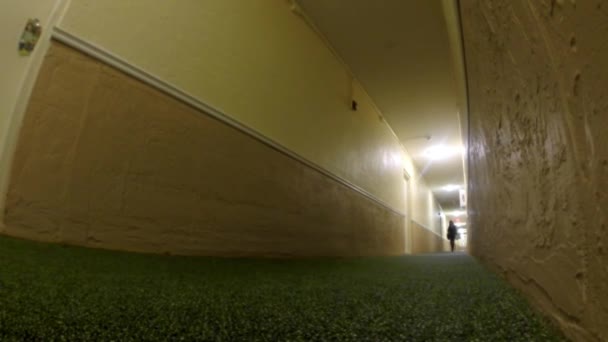 廊下を歩いている女性のクールな静的なショット — ストック動画