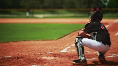 Ağır çekim sırasında bir beyzbol oyunu oynarken Catcher