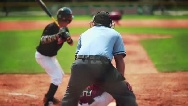Питчер бросает мяч в тесто во время игры в бейсбол — стоковое видео