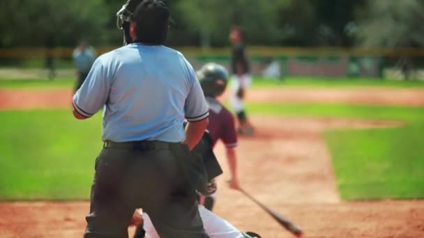 Zwolnionym tempie ciasto uderzanie home run podczas gry baseball — Wideo stockowe