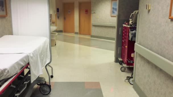 Ziekenhuis hal met niemand rond. Schot in Uhd 4k — Stockvideo