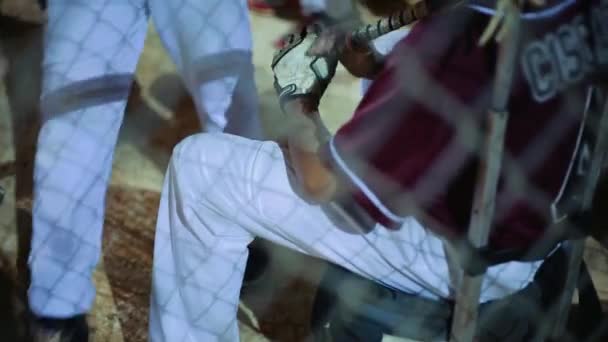 Baseball játékos játszik egy denevér belül ünnepelt. — Stock videók
