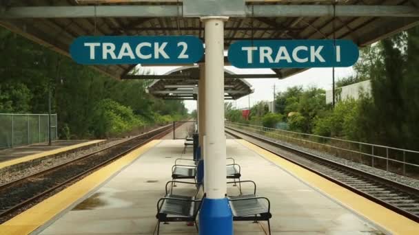 Wartebereich an einem Bahnhof im Freien — Stockvideo