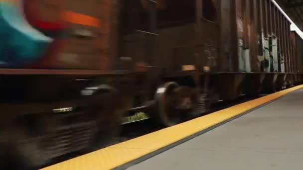 Tiro fresco de trem passando por — Vídeo de Stock