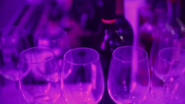 Gözlük bir bar üstünde