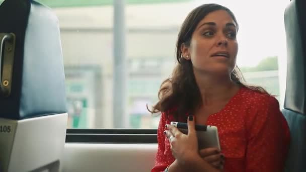 Vrouw in de hand zitten binnenkant van een trein/bus met een tabletcomputer — Stockvideo