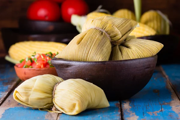 Latinskoamerické jídlo. Tradiční domácí humity z kukuřice — Stock fotografie