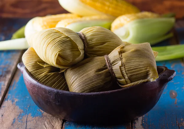 Comida latinoamericana. Humitas caseras tradicionales de maíz — Foto de Stock