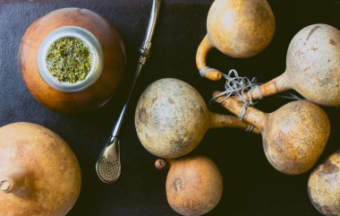 Su kabakları ve calabashes arka plan üzerinde yerba dostum. Üstten Görünüm