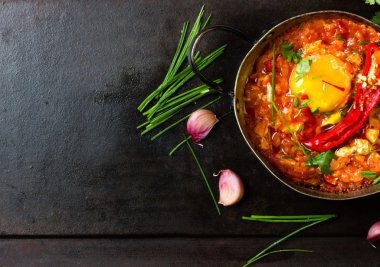 Meksika yemeği - huevos rancheros. Domates sosu haşlanmış yumurta