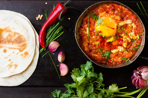 Мексиканская кухня - Huevos rancheros. Яйца в томатном соусе — стоковое фото