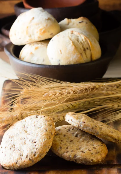 Pão integral whish sementes de linho de linho de linho e espiga de trigo — Fotografia de Stock