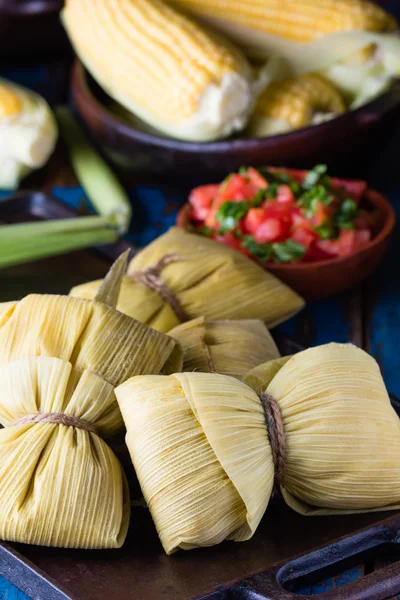 Comida latino-americana. Humitas caseiras tradicionais de milho. — Fotografia de Stock