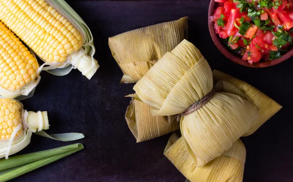 Comida latinoamericana. Humitas caseras tradicionales de maíz. — Foto de Stock