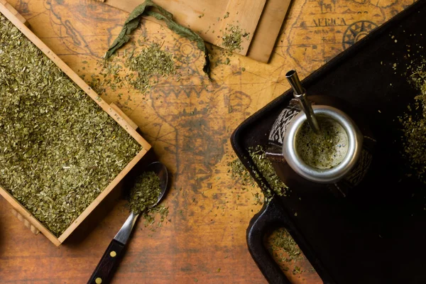 Yerba mate, mappa antica. Erba secca. Vista dall'alto. Sfondo vintage — Foto Stock